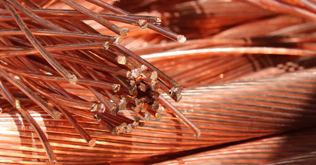 A coil of copper wire with cut ends.