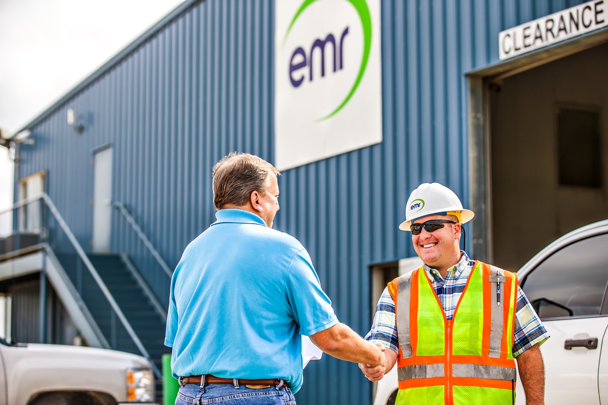 EMR employee helping a customer 