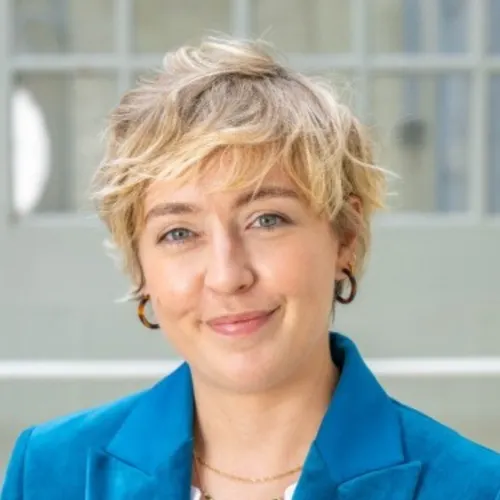Eve Andrews headshot