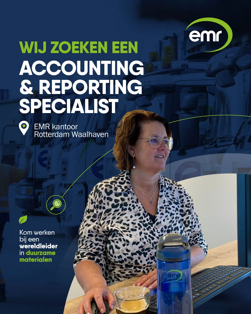 Een persoon met een bril en een shirt met luipaardprint zit aan een bureau met een computer en een blauwe waterfles.