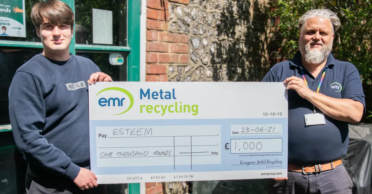 Tony Wenham, Operations Manager at EMR Shoreham, awards donation to ESTEEM