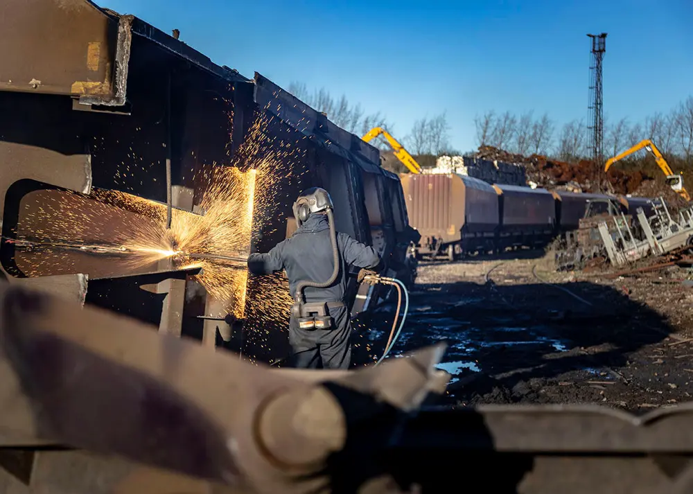 Rail rolling stock recycling